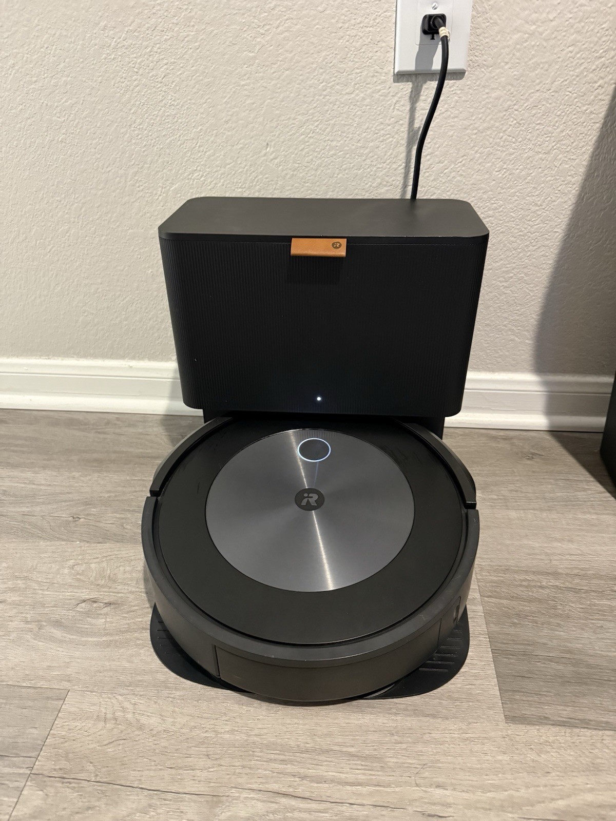 Roomba J7 Model RVE-Y1+ Self-Emptying Robot Vacuum +Clean Base Excellent Conditi gallery