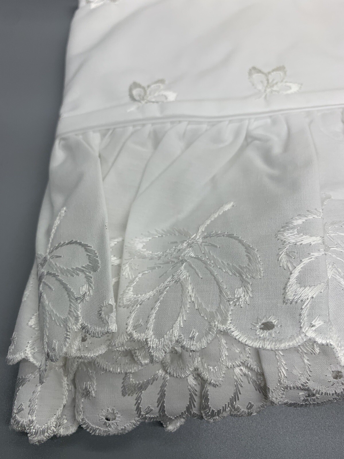 Classic Traditions King Ruffled Sham Touch of Lace White 50% Cotton 50% Polyeste gallery