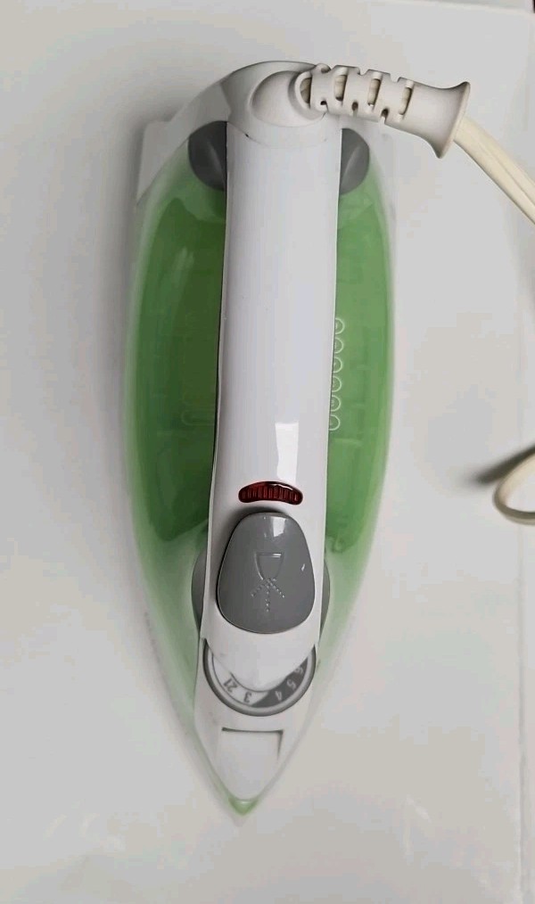 BLACK+DECKER IR02V 1200W Easy Steam Compact Iron Green Used Works Fast Shipping gallery