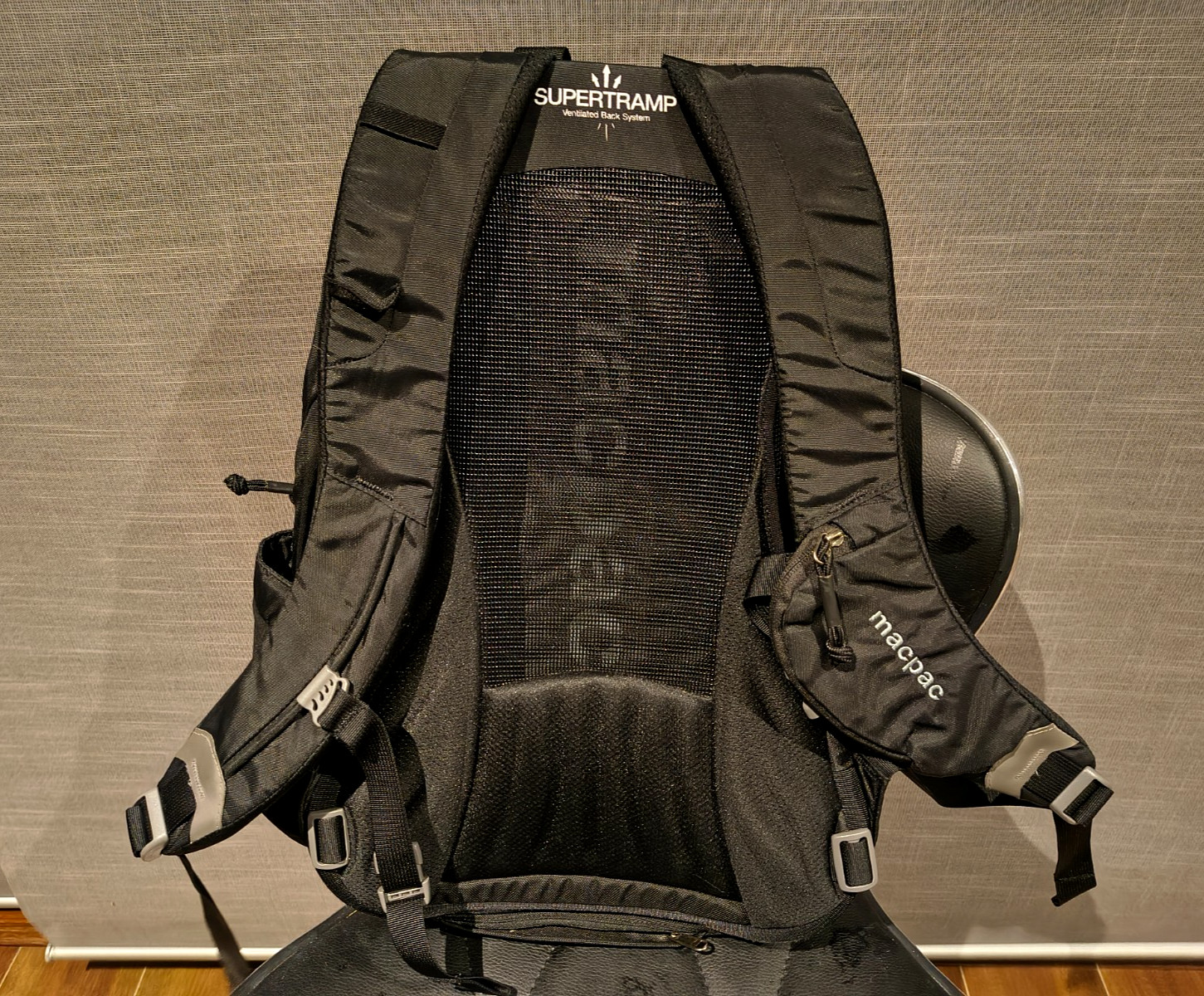 Macpac SUPERTAMP Ventilated Back System 30L Backpack - Black 3