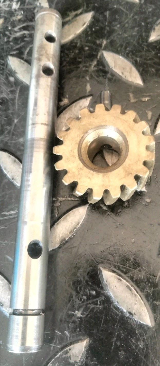 4HP Briggs & Stratton 114982 Helical Gear & Shaft 231278 690516 230831 691240 gallery