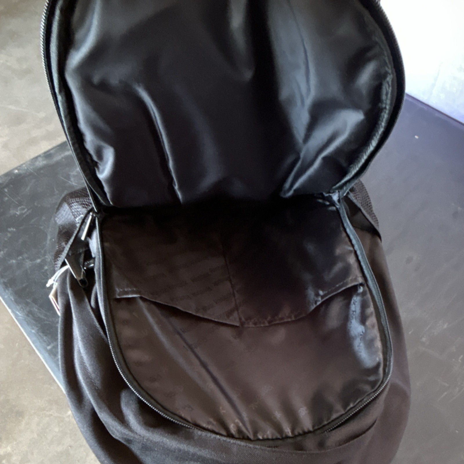 Reebok Black Backpack Zip Closure Padded Straps Mesh Pockets Logo 3