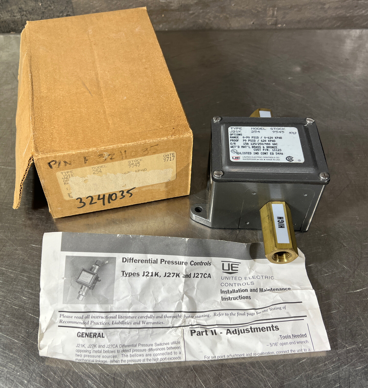 UE. P/N: J21K-254. DIFFERENTIAL PRESSURE SWITCH. ADJ. 0-90 PSID, 1/4"FNPT, SPDT. gallery