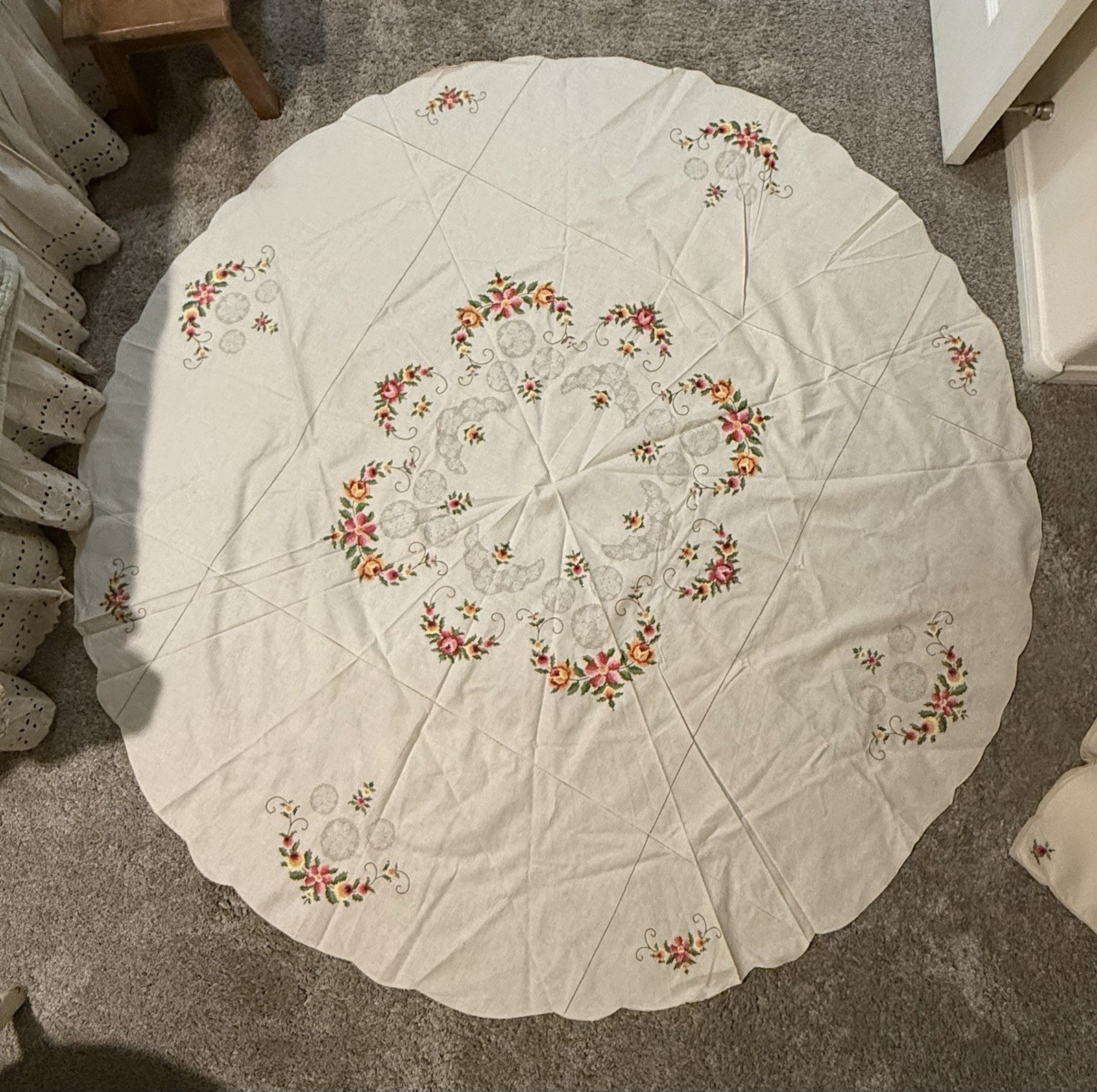 65 In Round Scalloped Edge Crosstitch And Open Work Tablecloth & 5 Napkins gallery