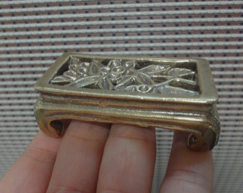 Vintage Style Solid Brass Small Flowers Carving Desk Base Statue for Home Decor gallery