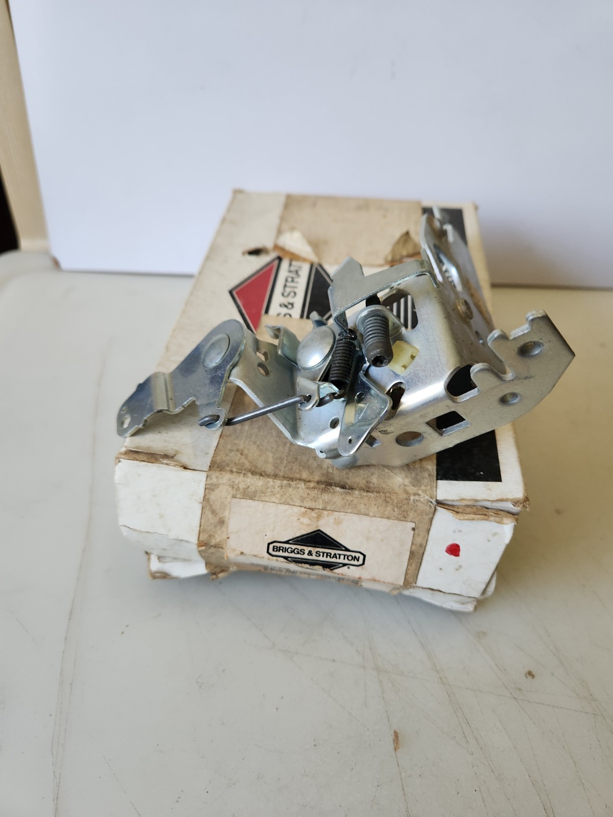 Briggs & Stratton Control Bracket 495975 - OEM Packaging - NEW - AA1C gallery