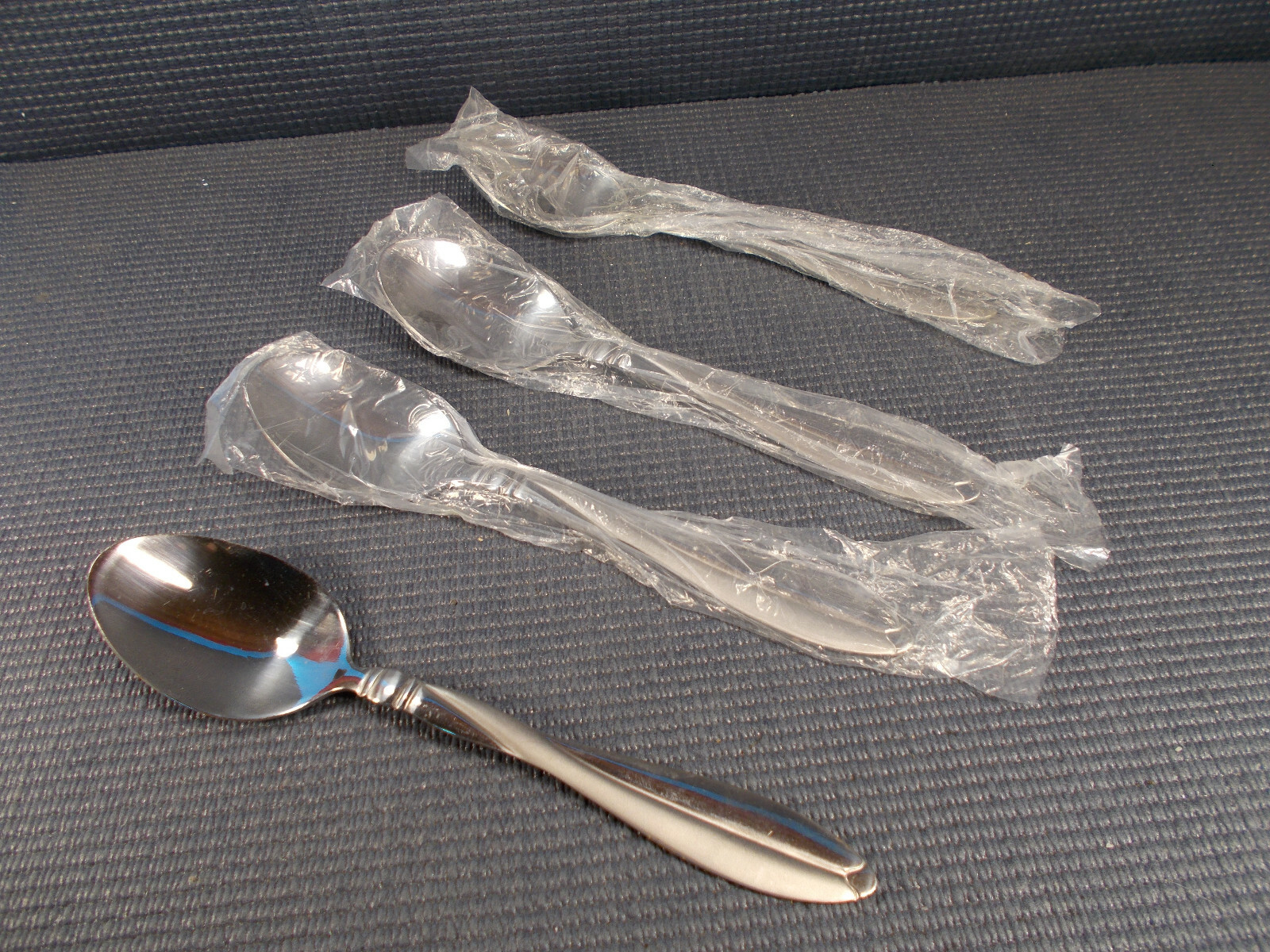 International Stainless Flatware Modern Twist Pattern 4 Place/Oval Soup Spoons gallery