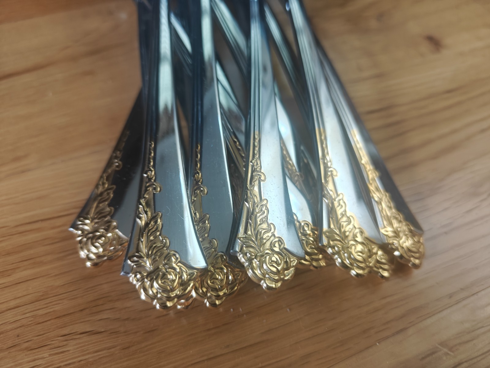Oneida GOLDEN DAMASK ROSE Heirloom Stainless Flatware Set gallery
