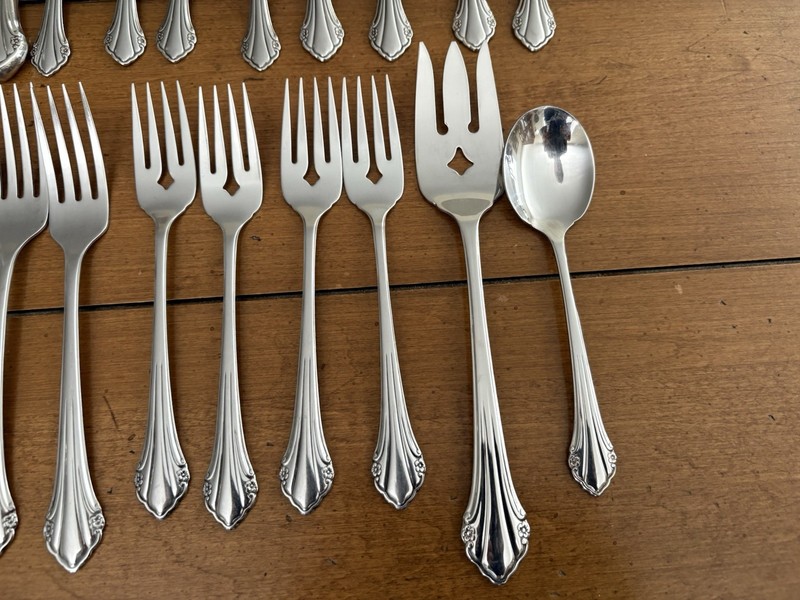 Oneida Bittersweet Repose Flatware Set 22 Pc Four 5-piece place settings gallery