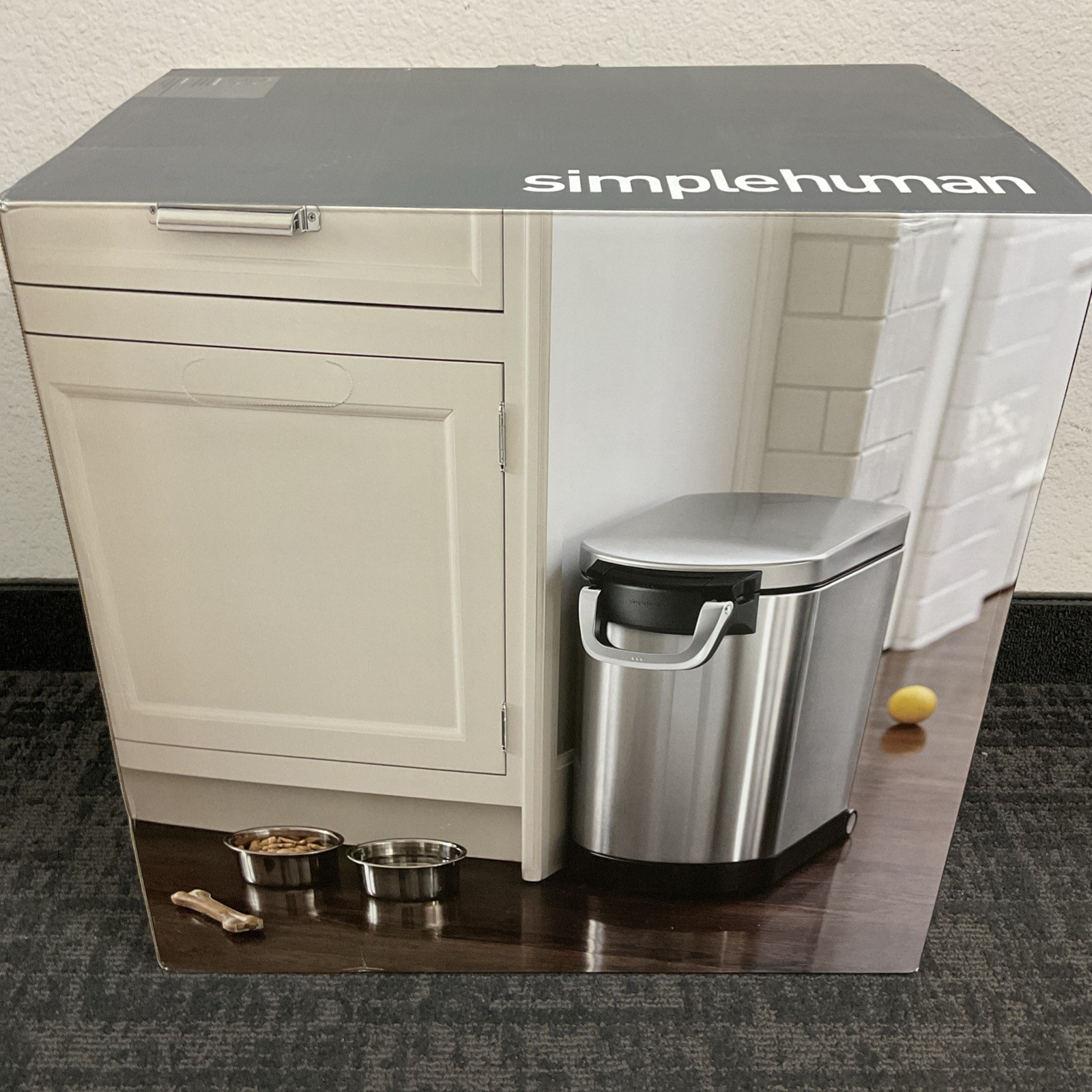 Simplehuman MediumPet Food Storage Container, Holds 28 lb / 11-13 kg gallery