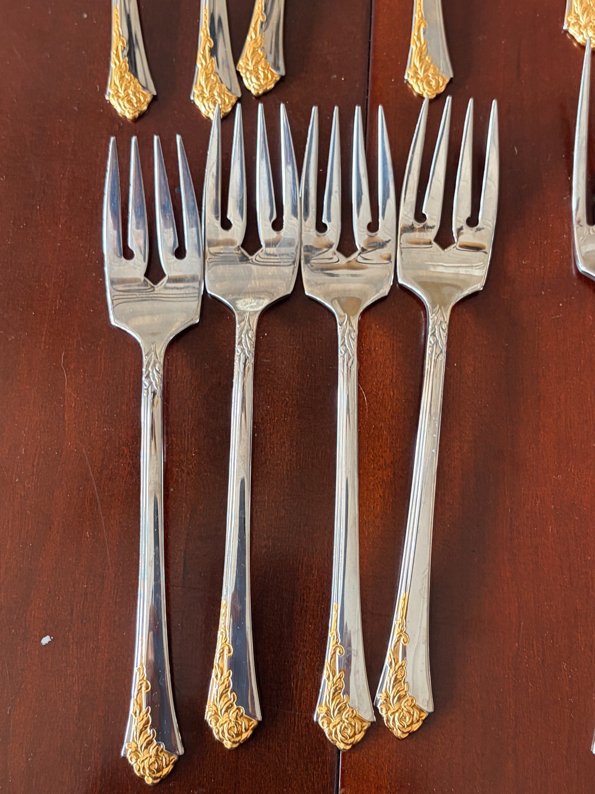 Oneida Golden Damask Rose Stainless Flatware Set - 20 Pieces - 4 Place Settings gallery
