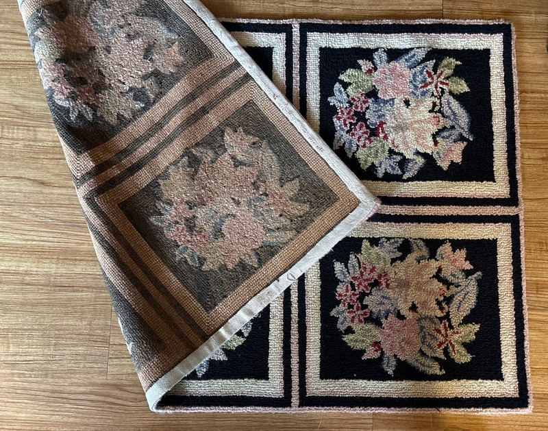 Hooked Colonial Block FloralDesign 30”x 50” Rug Black/ Ivory gallery