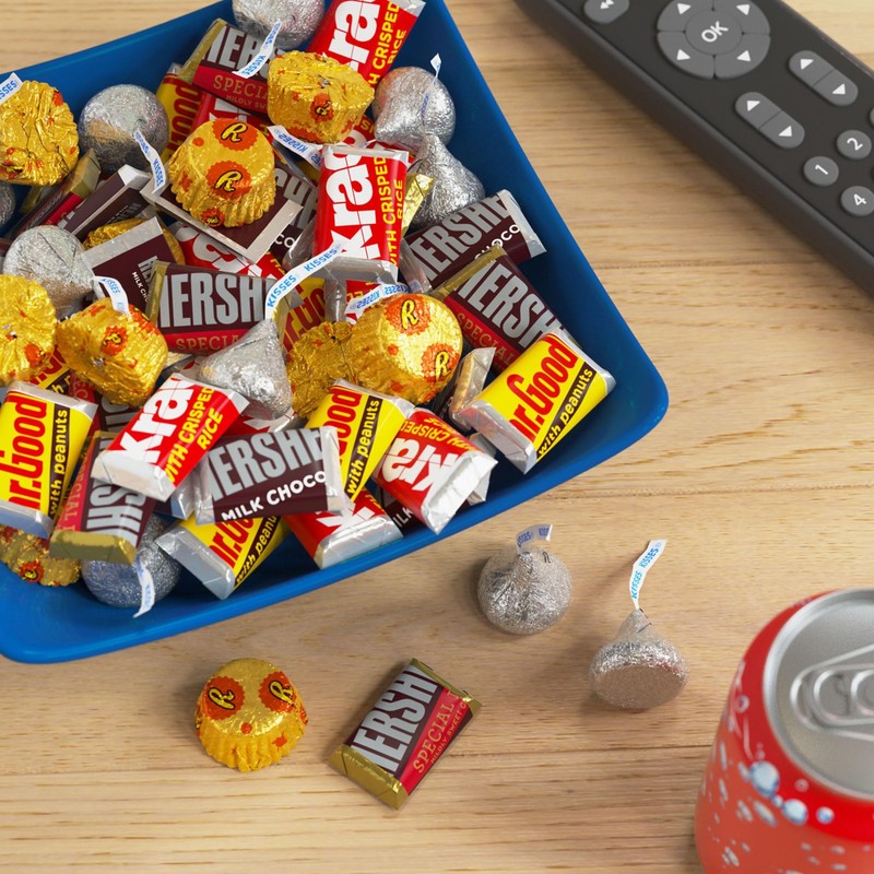HERSHEY'S Miniatures Assorted Chocolate Candy Party Pack, 30 oz gallery