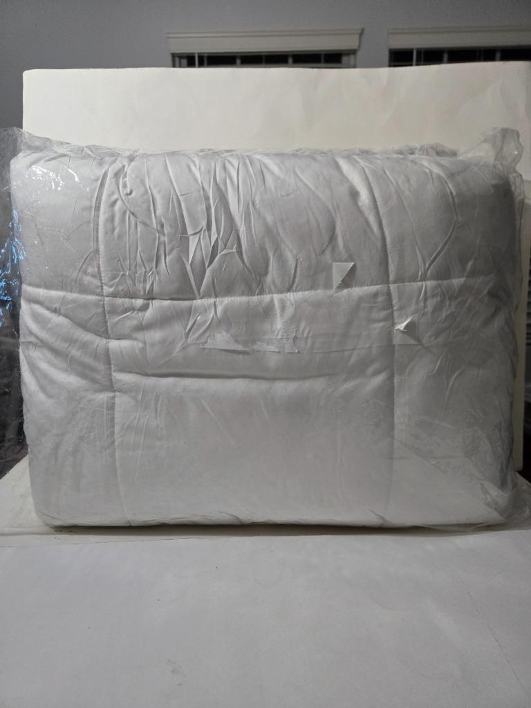 UNIKOME Medium Weight Extra Soft Goose Down and Feather Fiber King Comforter gallery