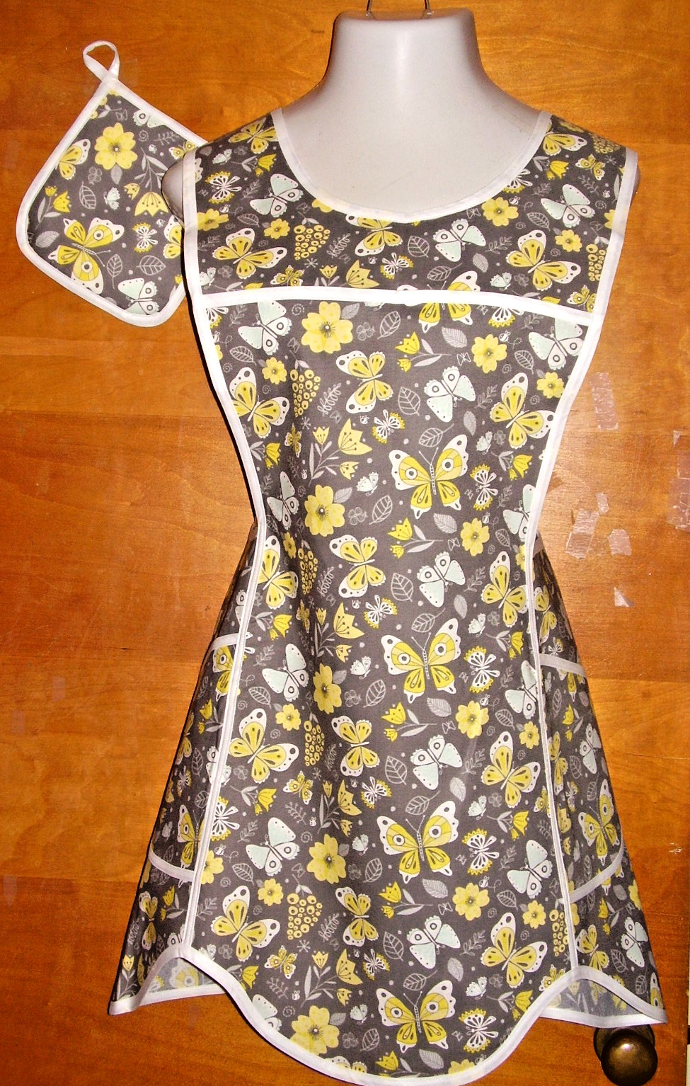 HANDMADE BIB APRON- PLUS SZ - CROSS BACK - BUTTERFLIES + FLOWERS- RETRO- VINTAGE gallery