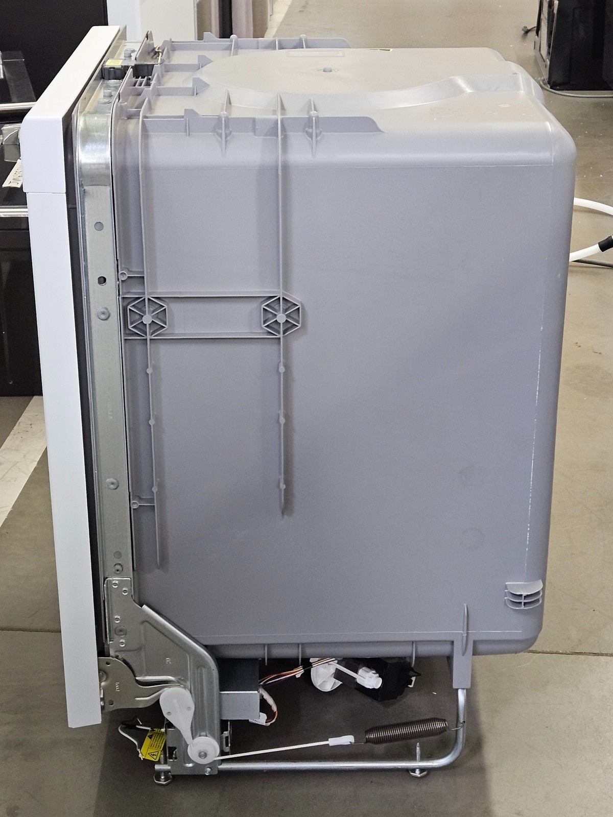GE GDF460PGTWW 24" White Front Control Dishwasher NOB #161936 gallery