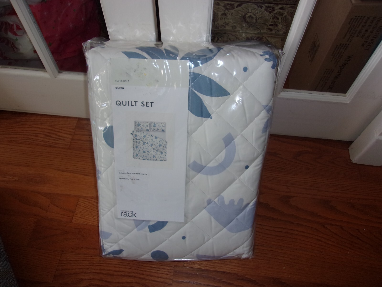 NIP Nordstrom Rack Blue White Floral Reversible Queen Quilt & Shams Set 3pc gallery