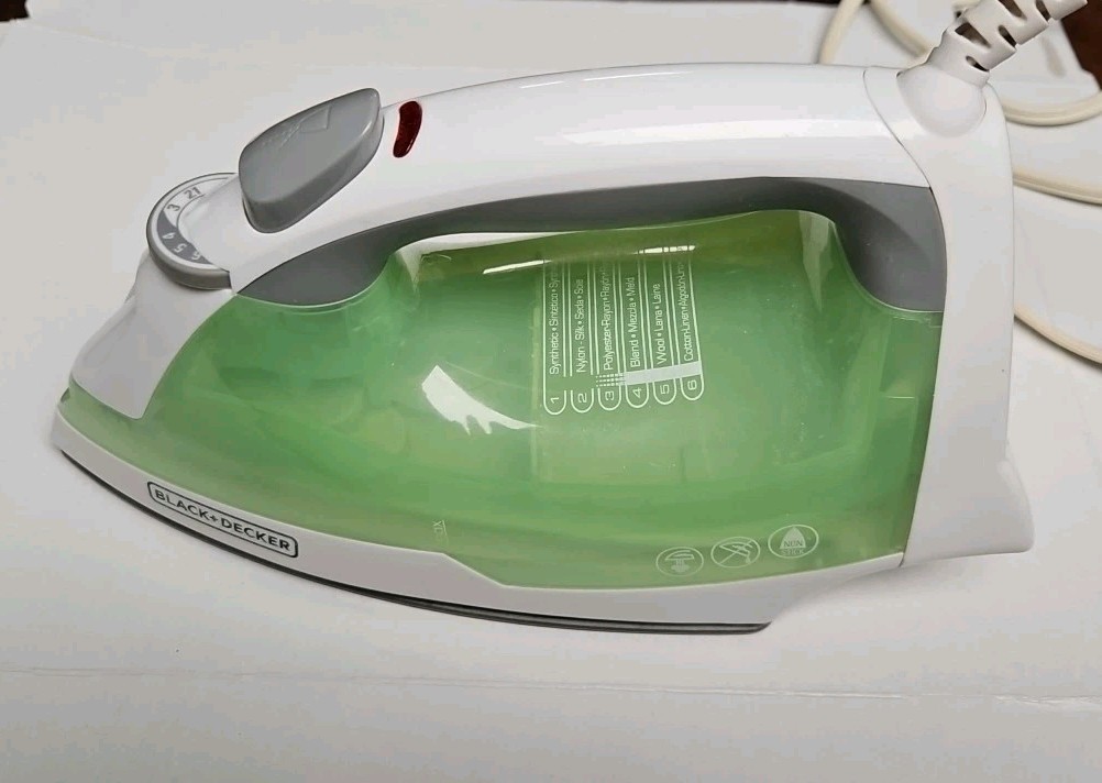BLACK+DECKER IR02V 1200W Easy Steam Compact Iron Green Used Works Fast Shipping gallery