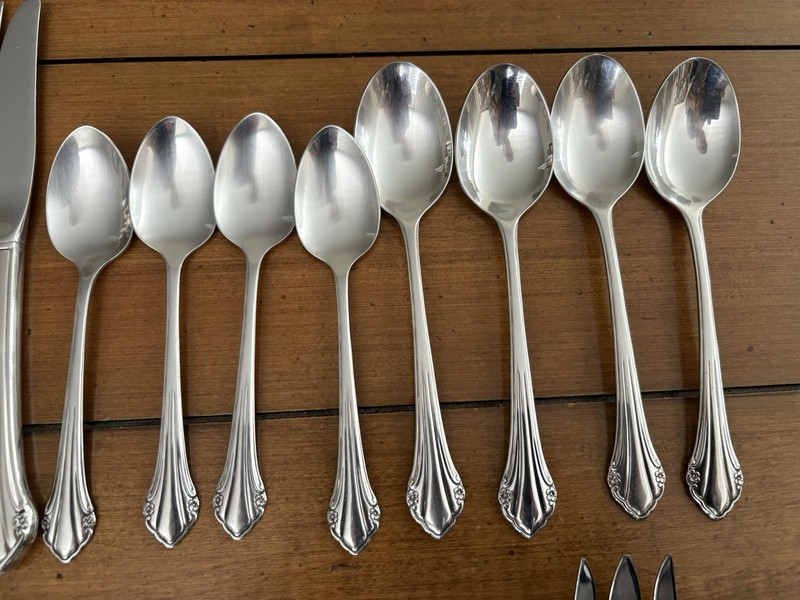 Oneida Bittersweet Repose Flatware Set 22 Pc Four 5-piece place settings gallery