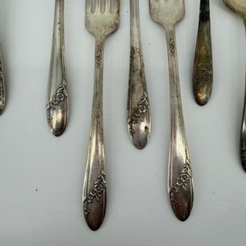 Oneida Community Tudor Silverplate Queen Bess II Flatware Set 11pc Floral 1946 gallery