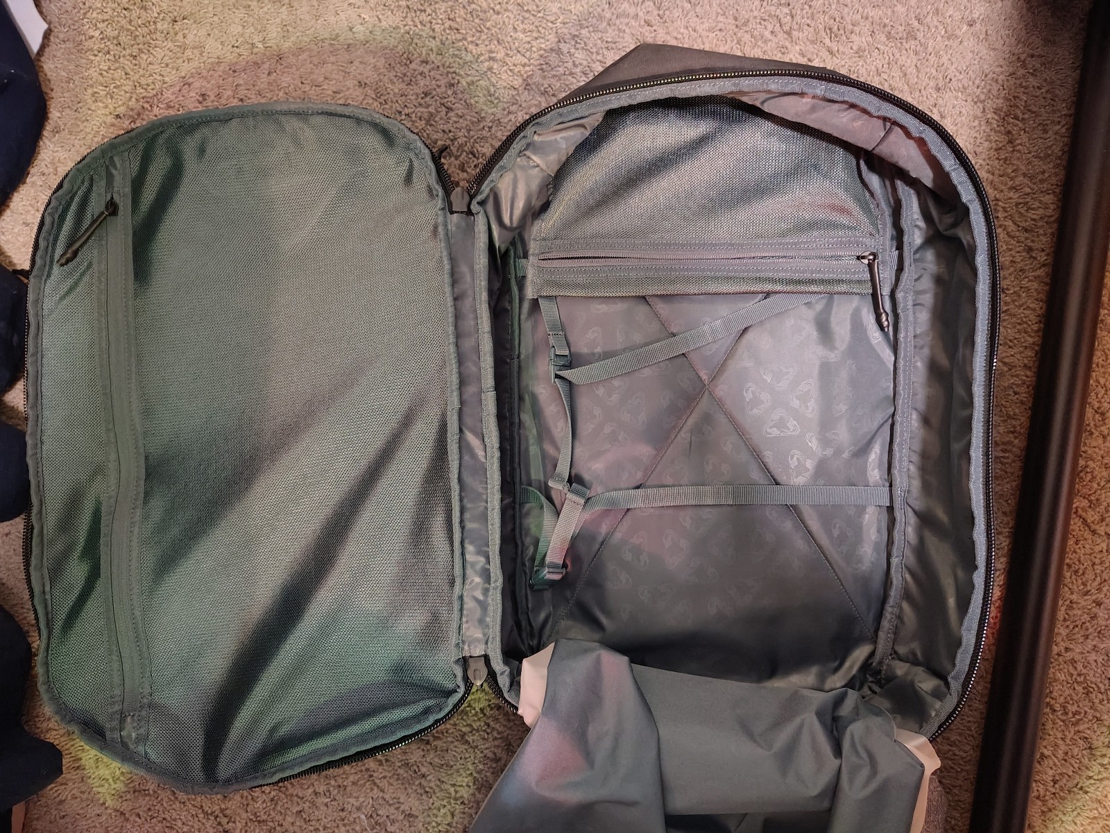 Thule Aion 40L Travel Backpack, Durable & Water-Resistant, Polyester, Black 3