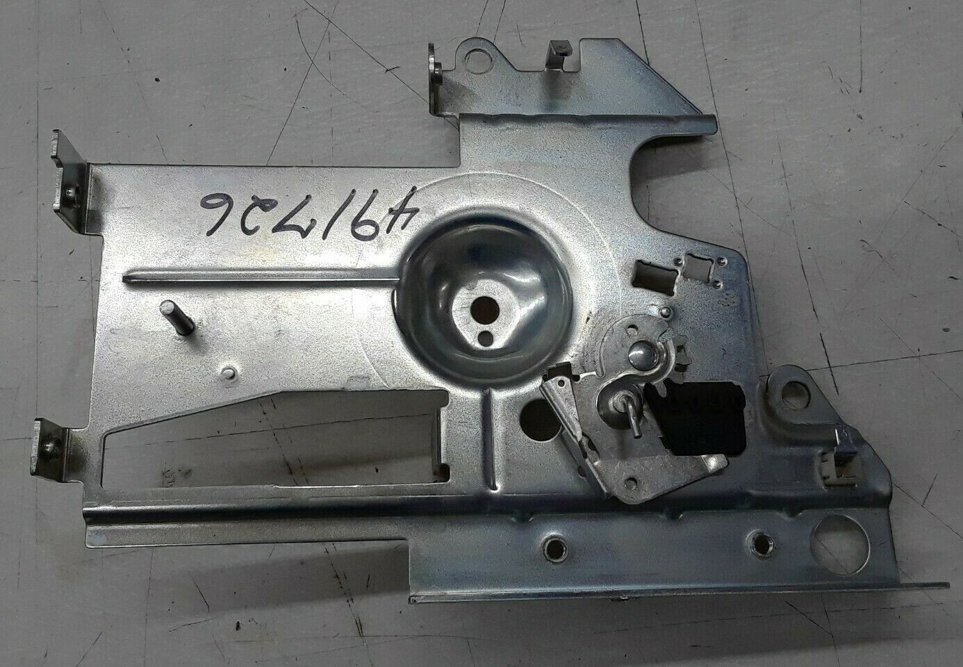 BRIGGS & STRATTON 491726 CONTROL BRACKET 161432,161436,161437,161452 gallery