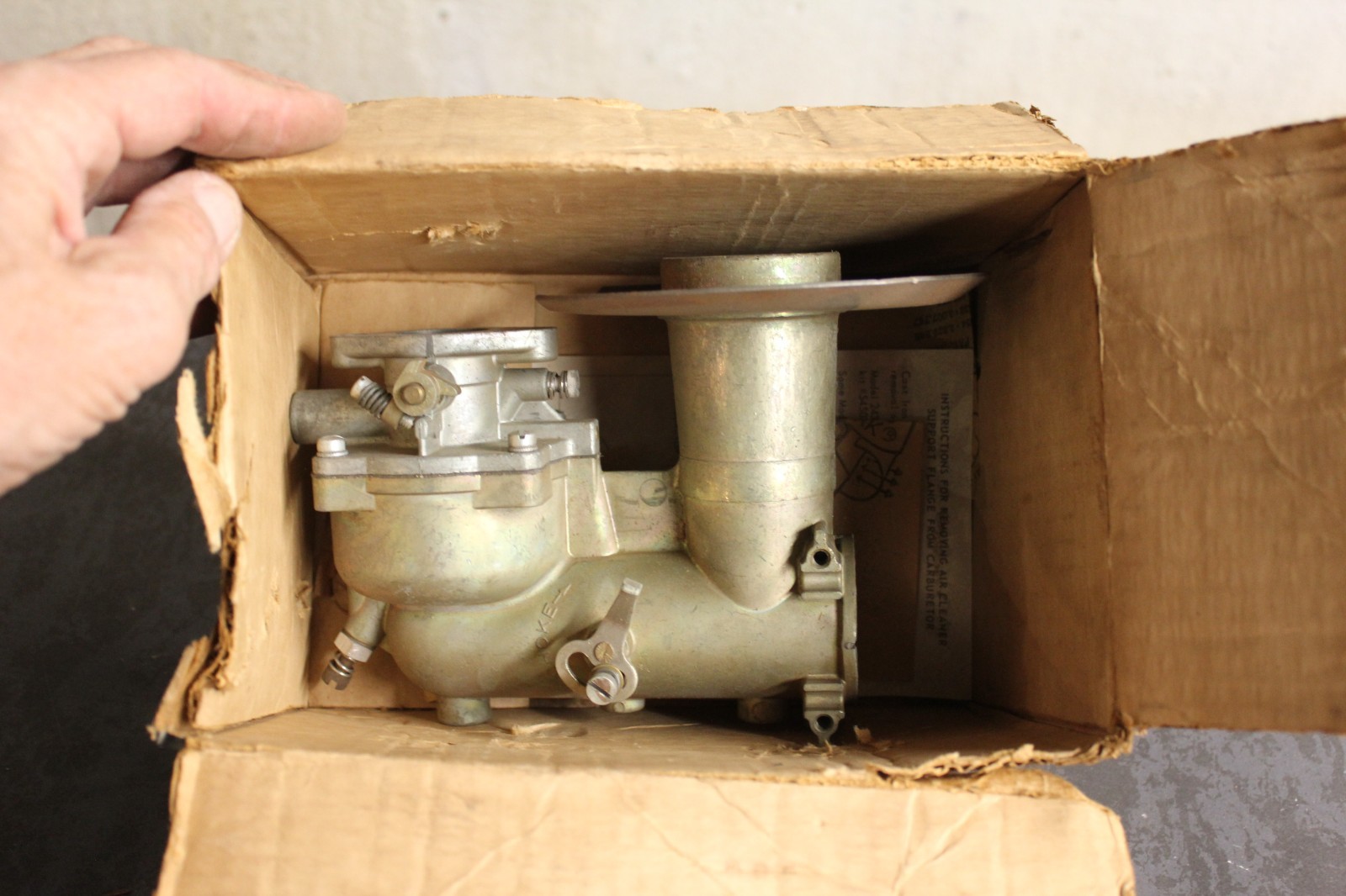 Briggs & Stratton 391073 NOS CARBURETOR FITS MANY MODELS STARTING WITH 243 NOS gallery