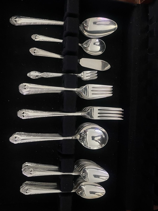 Holmes & Edwards Silverplate Flatware Set 87pc Service for 8 Floral w/ Case gallery