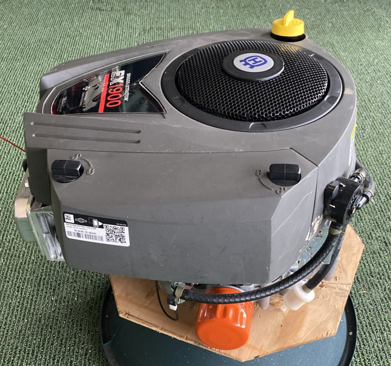 Briggs 33S777-0004 Vertical Engine 1" X 3-5/32” Shaft 3/5 Amp Alt 19HP -SR gallery
