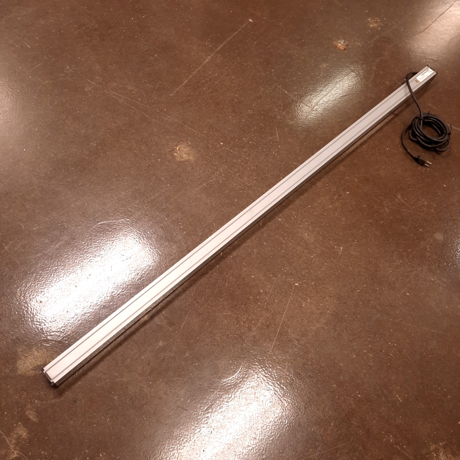 Wiremold UL2063BD Power Strip, 24-Outlets, 120V 15A, 6ft Strip, 15ft Cable gallery