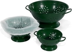The three-piece metal strainer set includes 1 liter, 3.5 liters, and 5 liters.