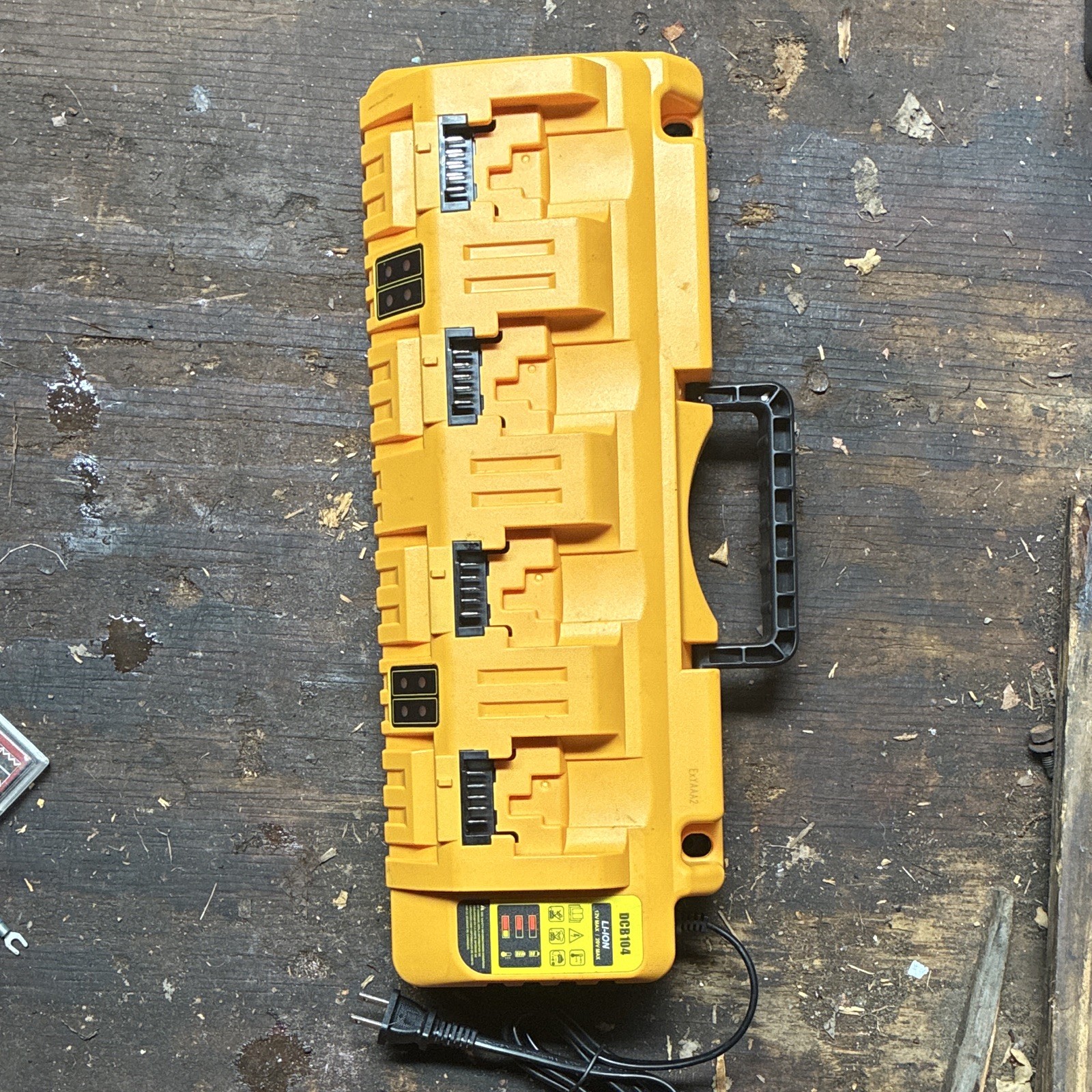 DEWALT DCB104 20V MAX 20V 4-Port Multi Battery Charger, Yellow gallery