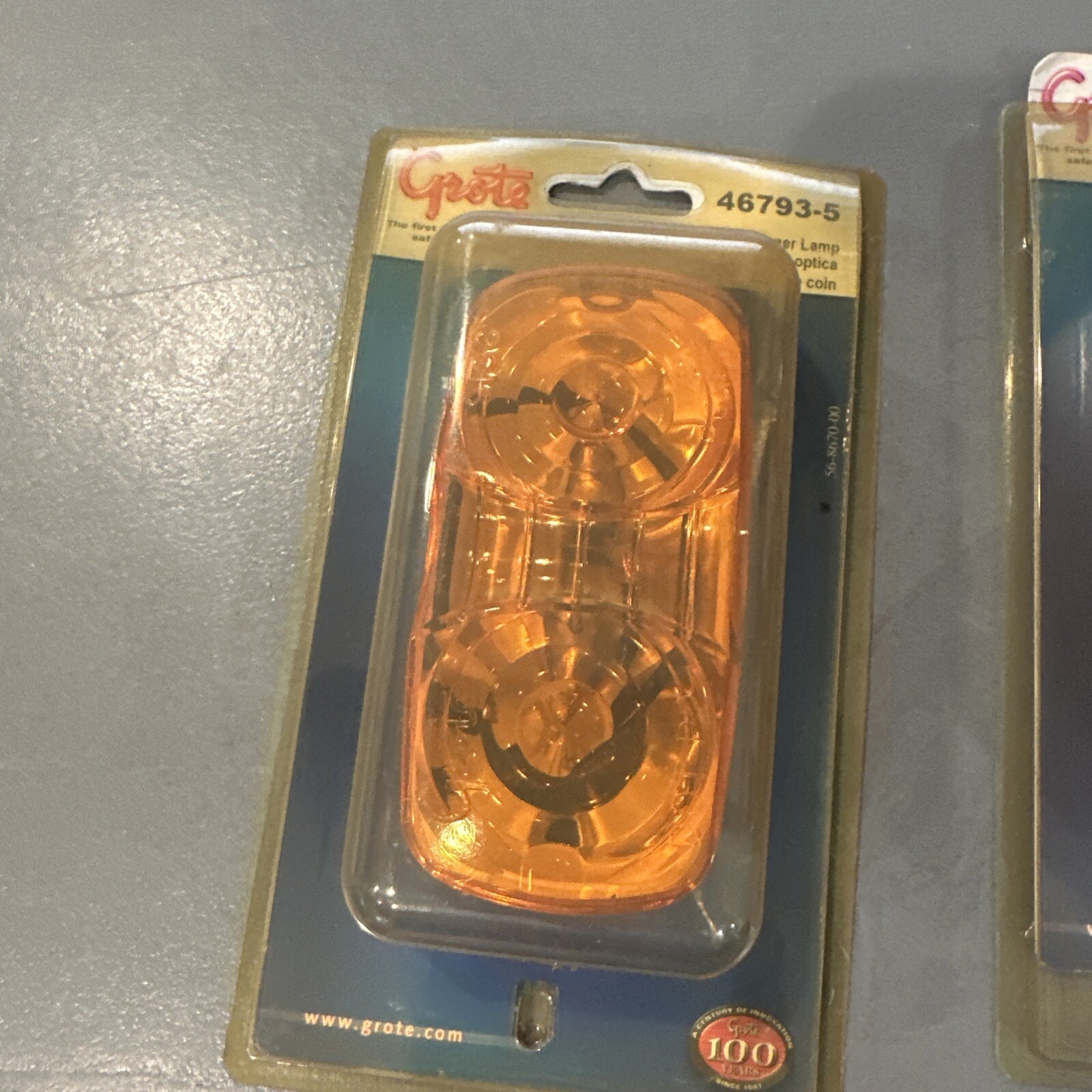 Grote 46793-5 Yellow Two-Bulb Square-Corner Clearance Marker Light (Duramold) gallery