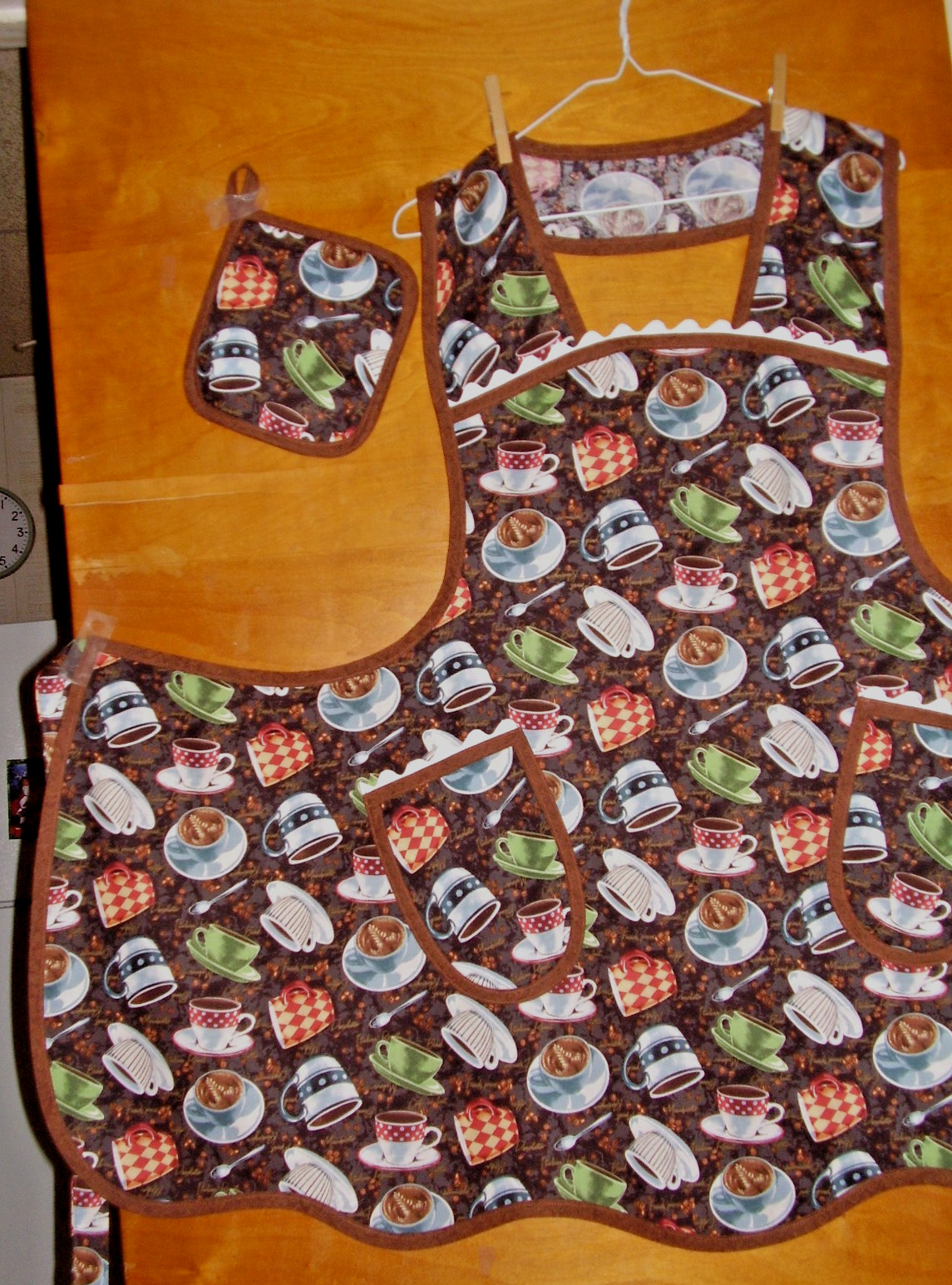HANDMADE BIB APRON - PLUS SZ - COFFEE CUPS - CAFE AU LAIT - VINTAGE - RETRO gallery
