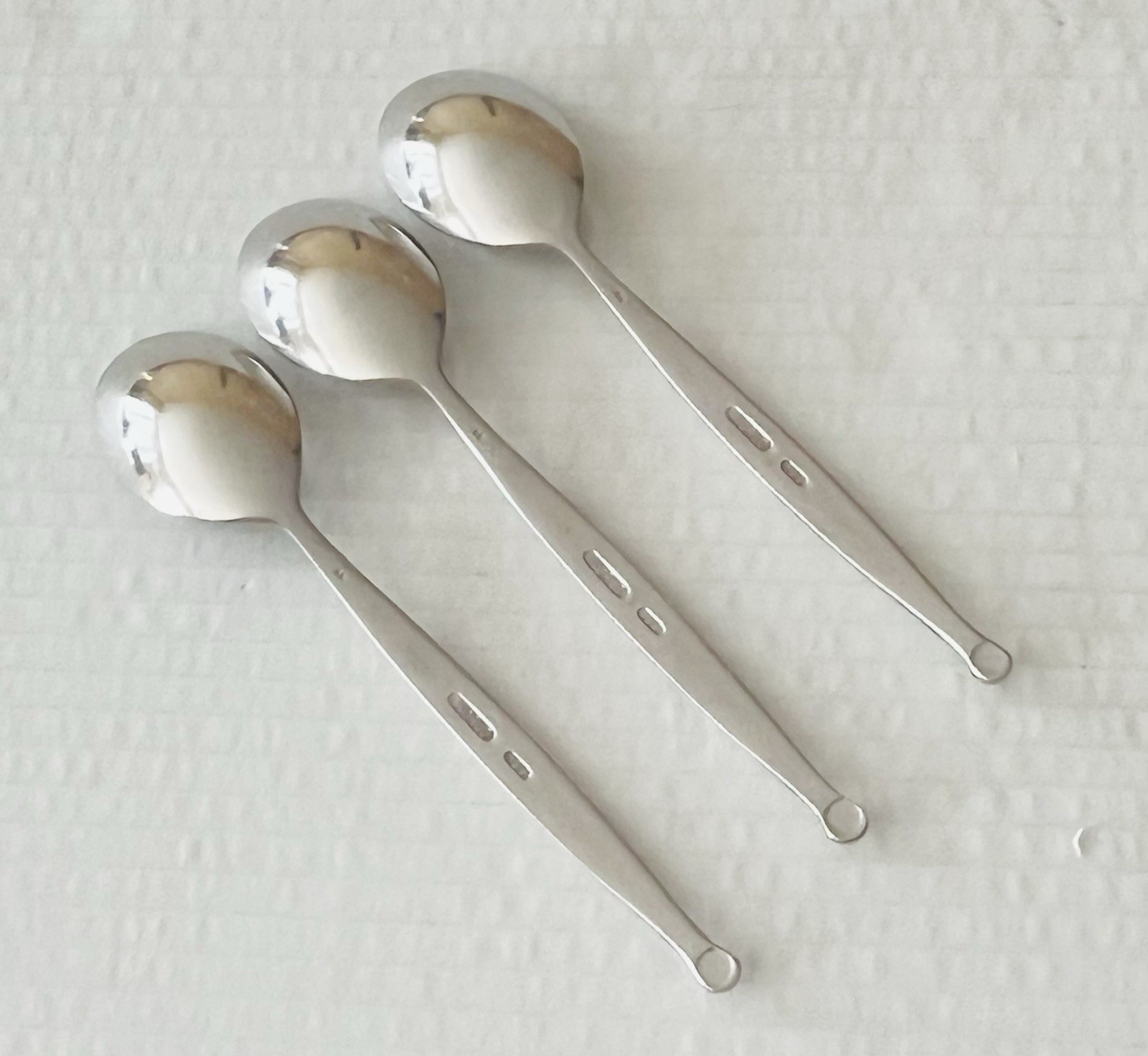 World Tableware Stainless Esquire 3 Teaspoons Glossy Ball Tip gallery