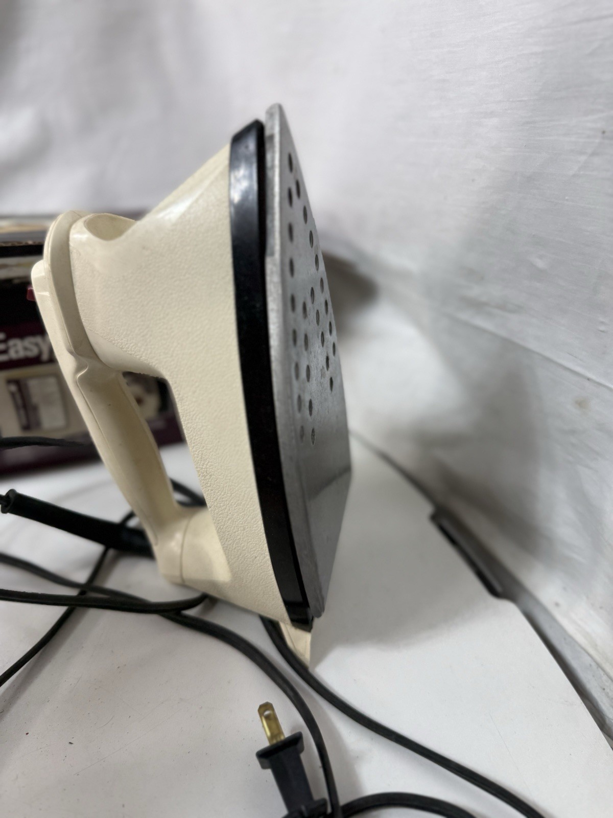 Black & Decker Light 'n Easy Steam & Dry Iron F227WH White/Black Vintage Boxed gallery