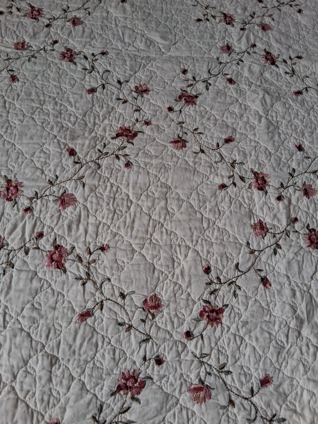 Better Homes & Gardens Hannelore Roses Quilt Scalloped 100 X 90 Bedspread gallery