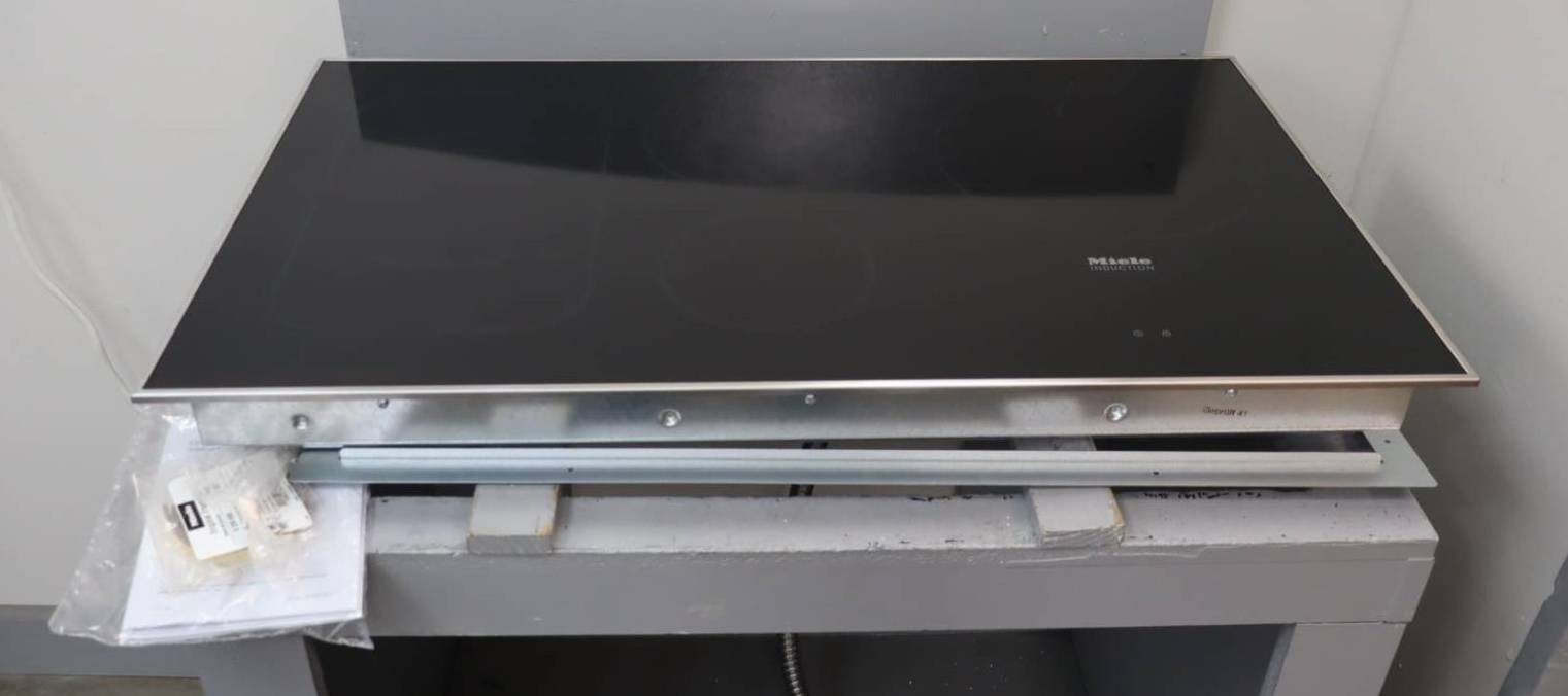 Miele 36" 5 Cooking Zones PowerFlex Tech Framed Induction Cooktop KM6370 gallery