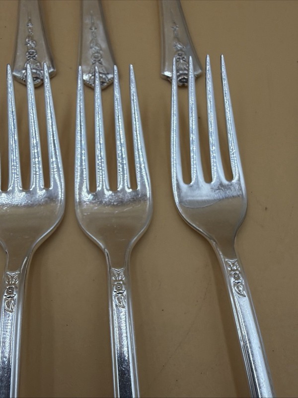 34 Pcs Holmes & Edwards SPRING GARDEN International Silver Plate 1949 Flatware gallery