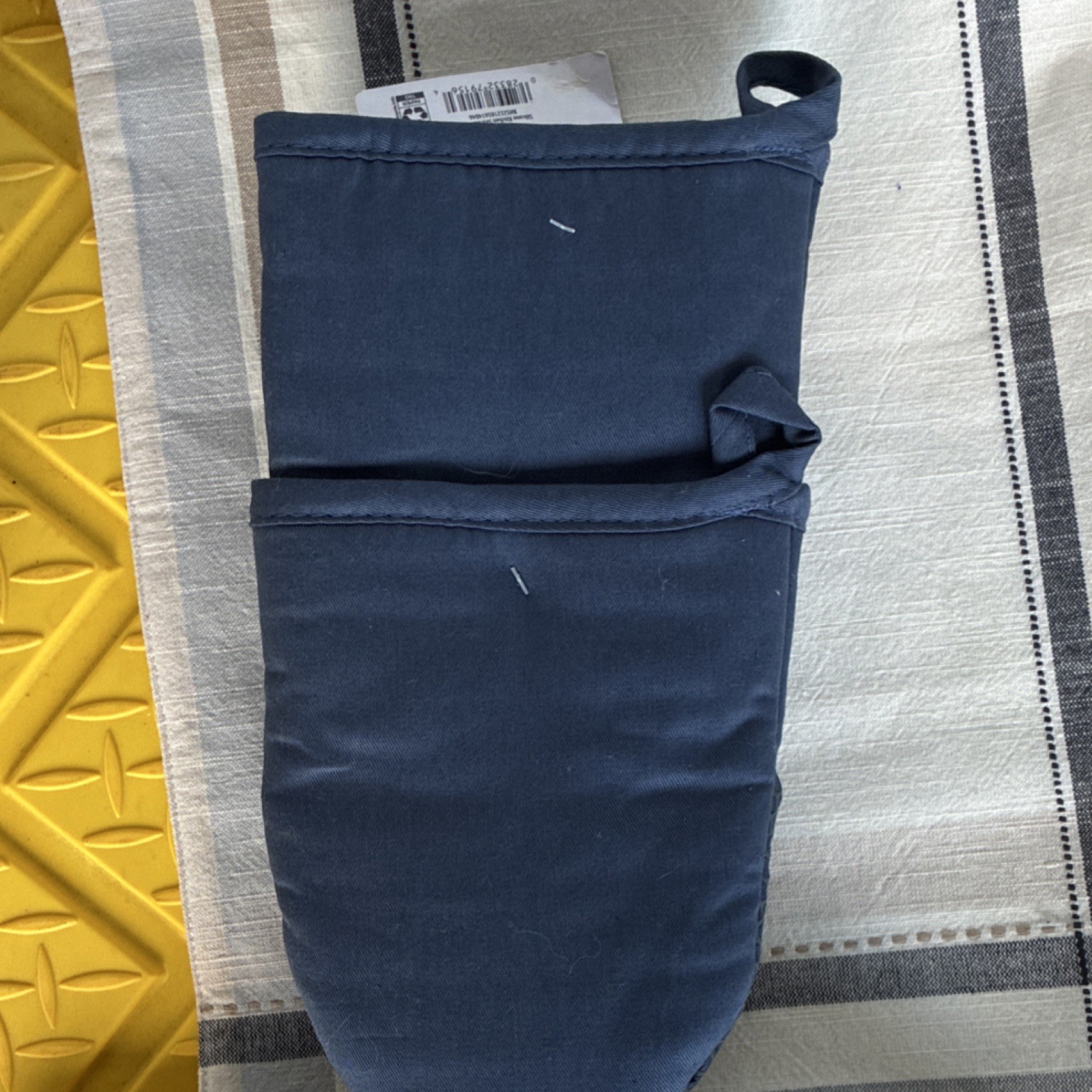 Better Homes & Gardens Heat Resistant Non-Slip Silicone Mitt & Potholder Set gallery