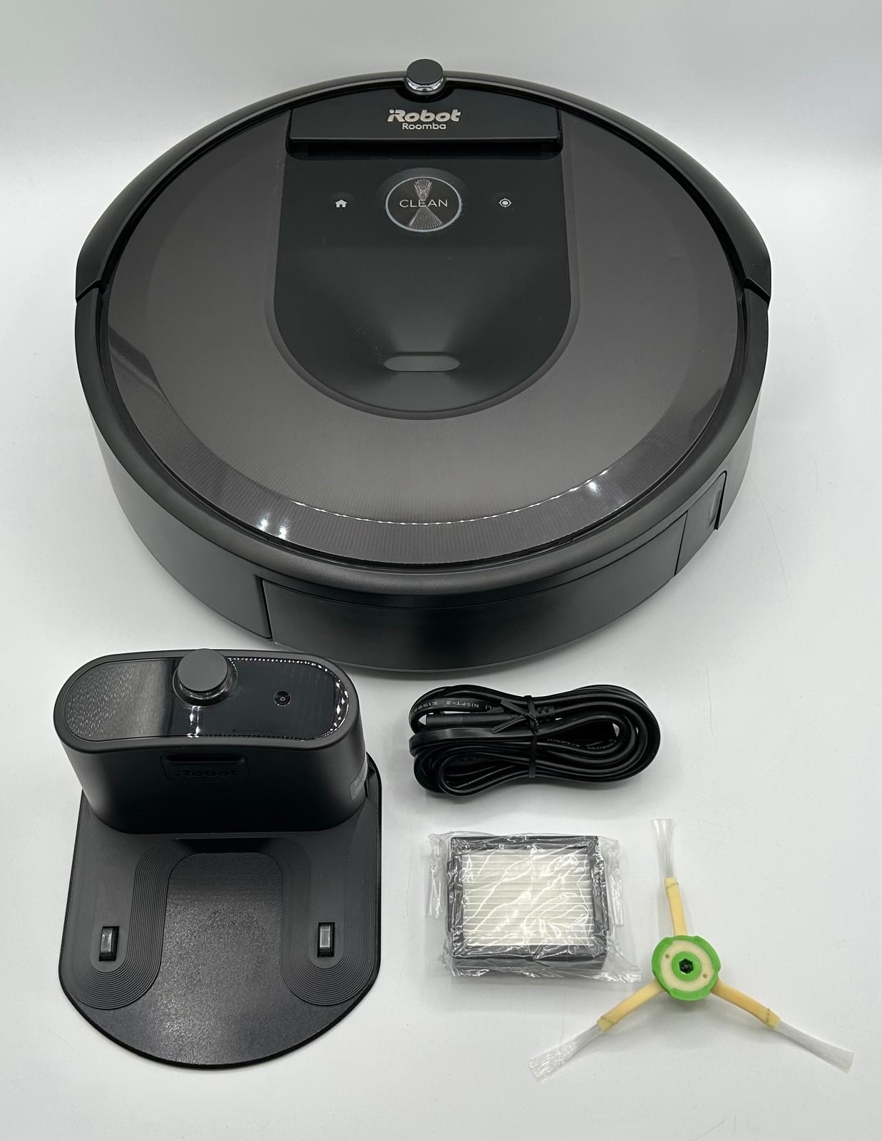 iRobot Roomba i7 Robot Vacuum Cleaner - Black (i715020) - Used gallery