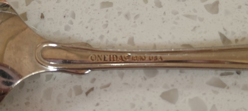 Oneida Classic Shell Stainless Flatware 5 pc place setting Cube, R, 18/10 gallery