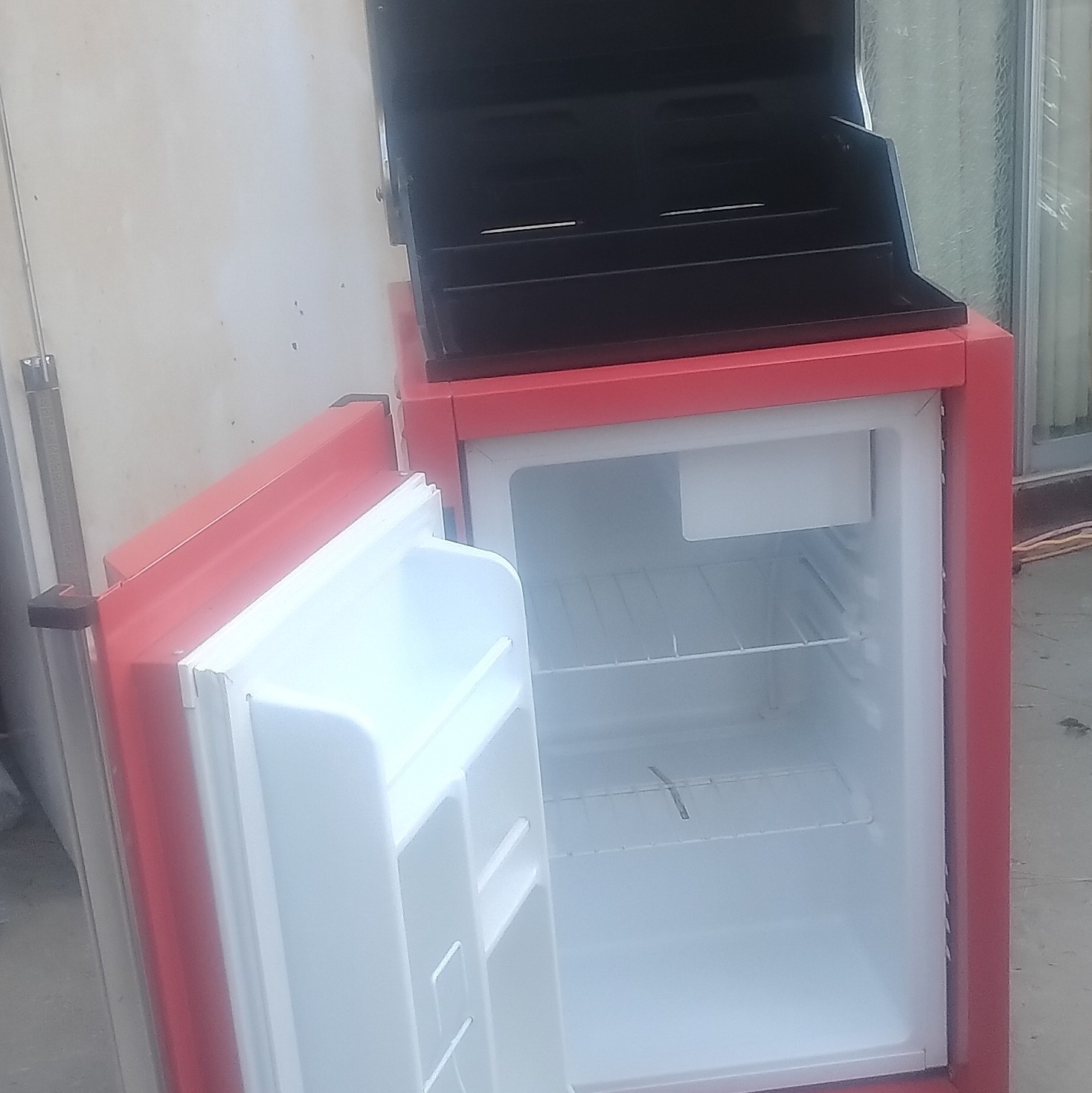 Snap-on Red Compact Mini Fridge, Single Door Freestanding, Manual Defrost gallery