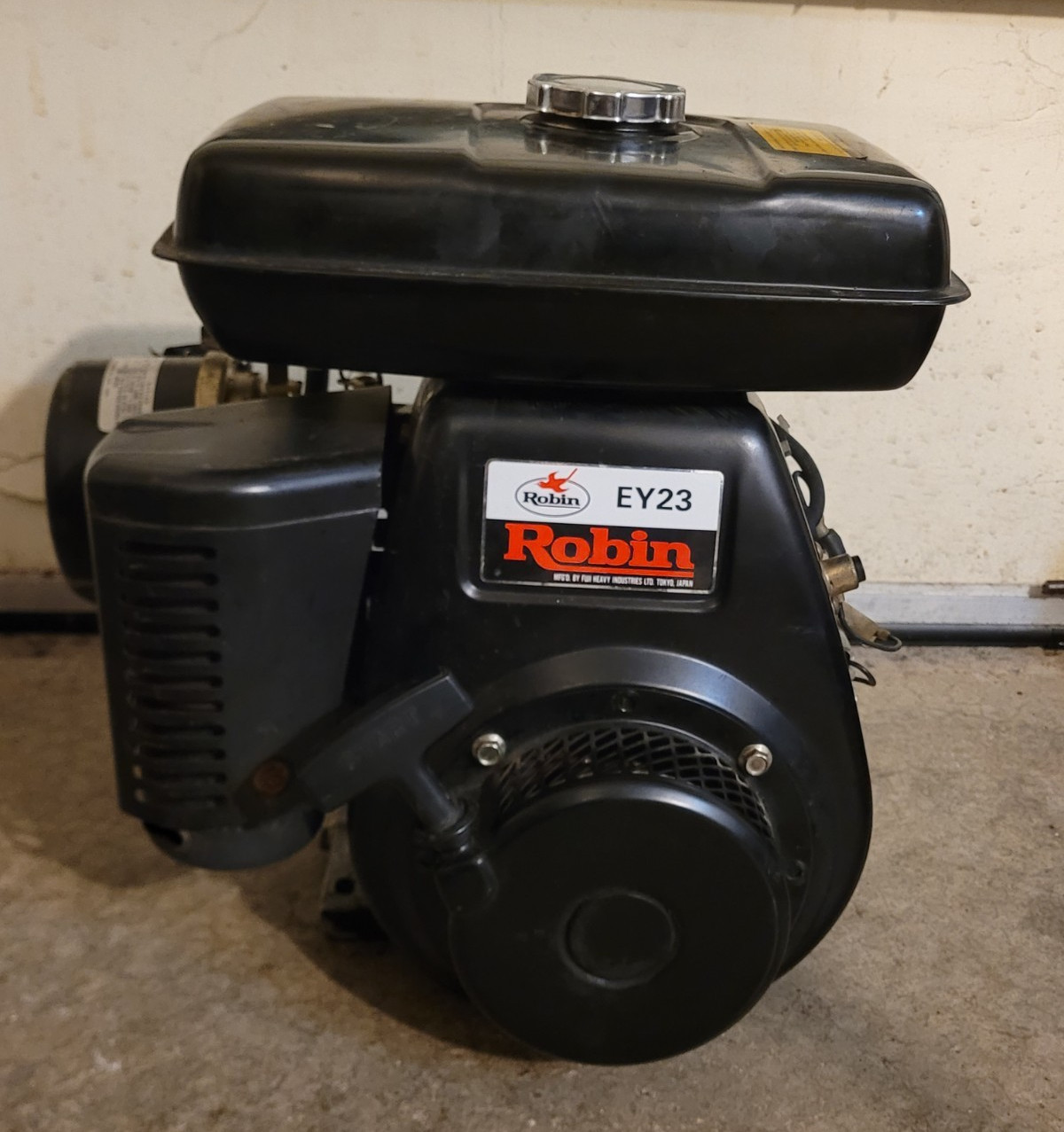 6hp Wisconsin Robin EY23 Horizontal Shaft Engine, Runs But Needs Repairs gallery