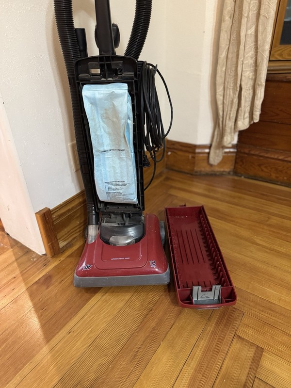 Dirt Devil FeatherLite Bagged Upright Vacuum Cleaner Model 085590 gallery
