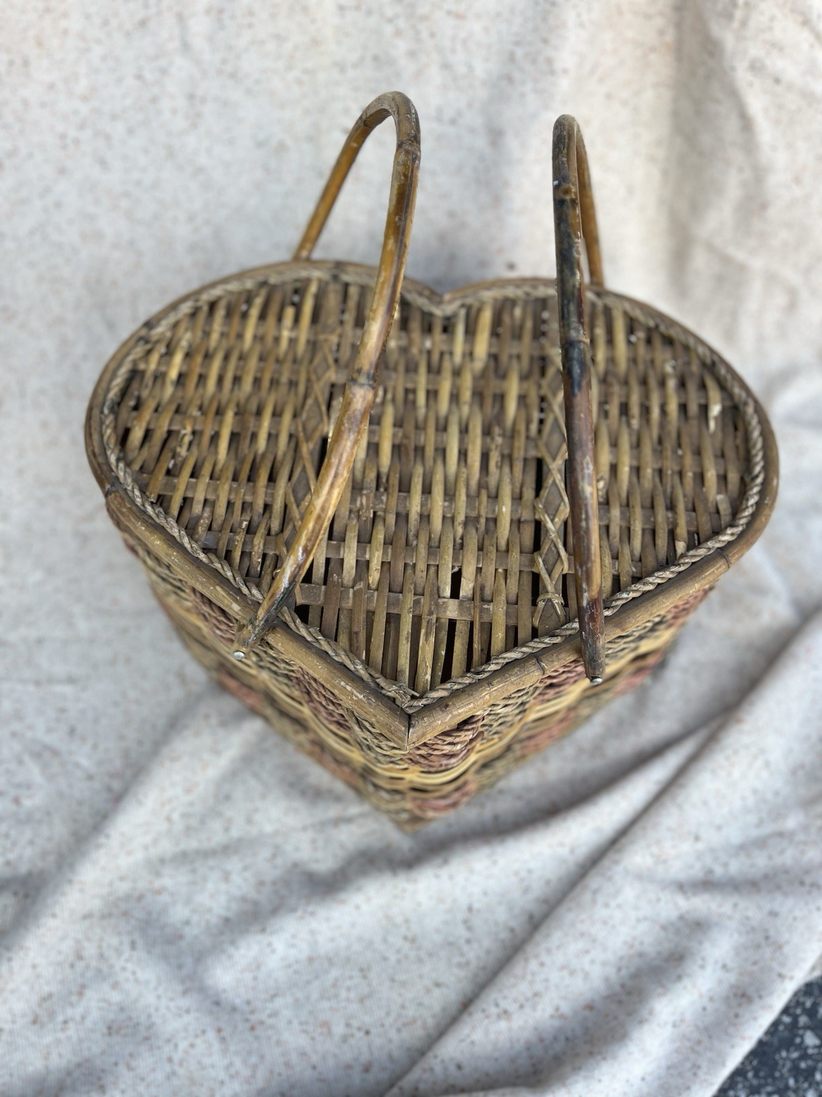 Vintage Heart shaped wicker picnic basket Solid Good Condition Large 18x15x10 gallery