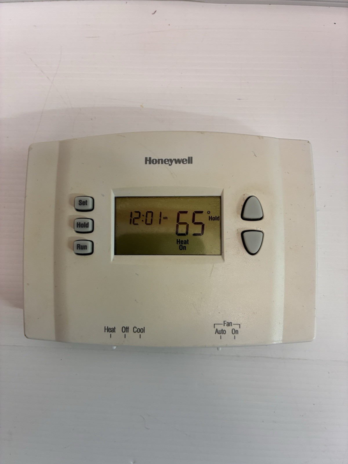 Honeywell 1-Week Programmable Thermostat (RTH221B1021) gallery