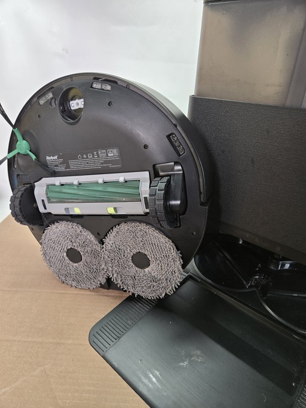 iRobot Roomba Plus 405 Combo robot + AutoWash Dock- Pre-Owned gallery