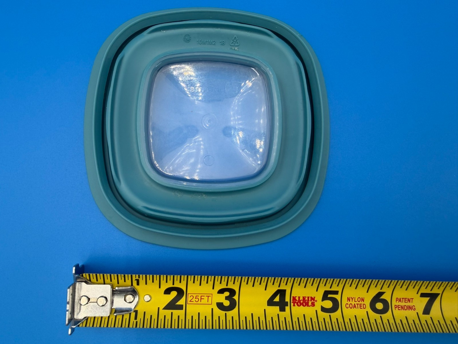 Rubbermaid Premier 10M1M2 Blue Square Replacement Lids Container Window 1.25 gallery