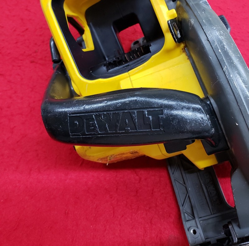 Dewalt Flexvolt 60V Max 7-1/4in Cordless Circular Saw Tool Only - DCS577B - Wear gallery